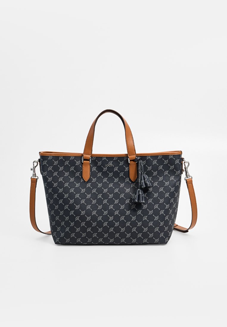 Tote-Bag mit Marine-Muster, tanfarbenen Lederelementen, doppelt geflochtenen Tragegriffen und einem abnehmbaren Schultergurt; mit dekorativen Quasten.
