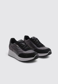 Zapatillas de cuero negro y ante con un acabado texturizado, punta redonda, cordones planos y suela de goma gris, que presentan un sutil acento de estampado de leopardo.