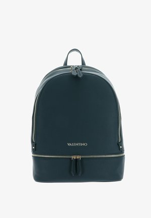 Sac à dos en cuir Valentino bleu foncé avec double fermeture éclair supérieure et compartiment avant zippé, surface texturée et poignée de transport sur le dessus.