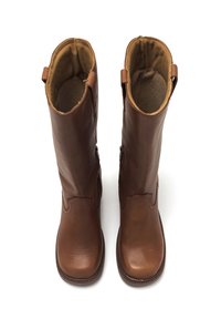 Kastanjebruine leren laarzen tot de knie met een gladde afwerking, zijritsen en een licht geschulpte vorm aan de bovenkant. Binnenin gevoerd met zachte stof.