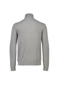 Suéter color gris claro con cuello alto, mostrado desde la parte de atrás, que destaca por sus mangas largas y un dobladillo entallado.