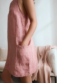 Rosa- und weiß gestreiftes Leinenkleid mit lockerem Schnitt, rundem Ausschnitt und Seitentasche. Weicher Stoff mit einem lässigen Design.