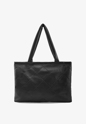 Borsa tote in pelle nera con motivo a diamante trapuntato, dotata di due manici lunghi e forma rettangolare strutturata. Texture liscia.