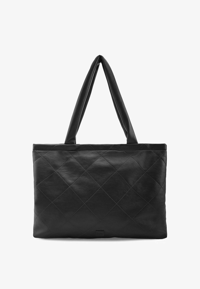 Sac cabas en cuir noir avec un motif matelassé en forme de losanges, doté de deux longues anses et d'une forme rectangulaire structurée. Texture lisse.