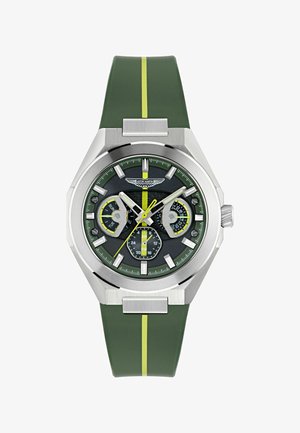 Ceas de mână verde cu brățară cu dungi galbene, carcasă argintie, trei subcadrane care indică ziua, data și ora în format de 24 de ore, și logo-ul Aston Martin pe cadran.