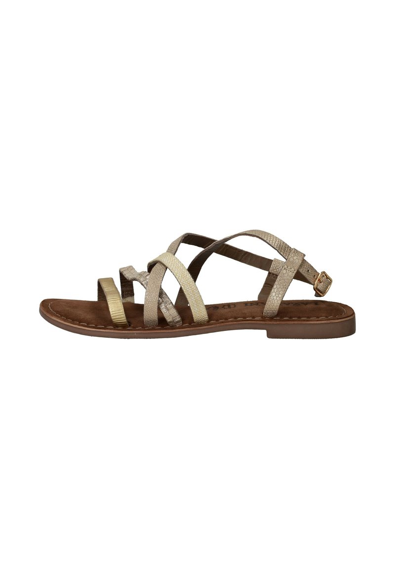 Vlakke sandalen met beige en gouden kruisbanden, textuurmateriaal en een bruine loopzool; voorzien van een verstelbare enkelband en een subtiel patroon.