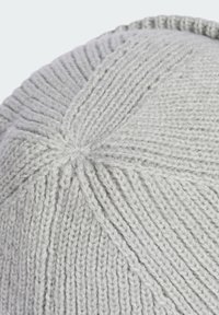 Cappello grigio lavorato a maglia con un motivo testurizzato e una parte superiore arrotondata, caratterizzato da una cucitura centrale e bordi a coste per un tocco di dettaglio in più.