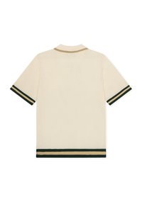 Polo en maille crème à manches courtes avec texture côtelée, avec des rayures vertes et beiges sur les poignets et l’ourlet.
