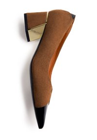 Zapato de tacón cuadrado de ante marrón con punta afilada, que presenta una puntera negra brillante y un acento metálico dorado en el tacón.