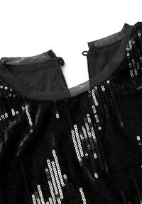 Černý sametový top s průhledným límcem z tylu, zdobený stříbrnými flitry ve vertikálním vzoru po celé látce. Na zádech zapínání na zip.