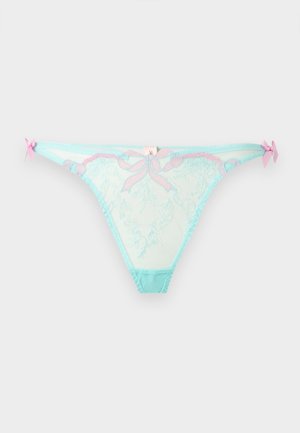 Σιέλ δαντελωτό στρινγκ με ροζ φιόγκους στα πλάγια και ροζ φιόγκο στη μέση μπροστά στη ζώνη.