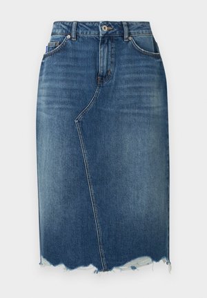 Plava teksas olovka suknja s asimetričnim prednjim šavom, poderanim rubom, remenima za pojas i prednjim džepovima.