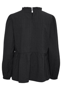 Blouse noire à manches longues avec un ourlet peplum, dotée d'un col montant à volants et d'un dos avec une ouverture en goutte d'eau fermée par un bouton. Tissu texturé.