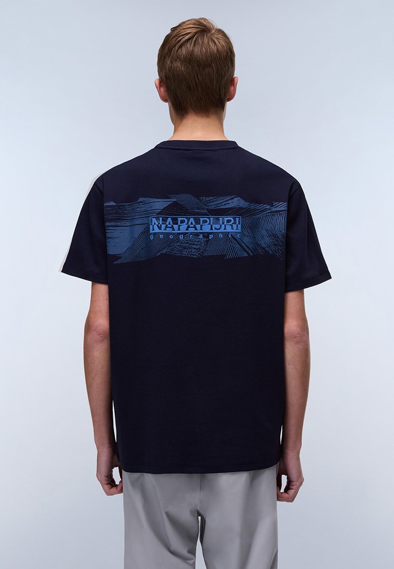 T-shirt noir à manches courtes avec un motif de montagne bleue et le texte "NAPAPIJRI geographic" au dos. Matériau en coton doux, coupe décontractée.