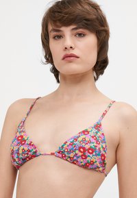 Virágmintás bikini felsőrész, amely háromszög alakú tervezéssel és vékony pántokkal rendelkezik. A design élénk színekből áll, mint például piros, rózsaszín, sárga és zöld minták.