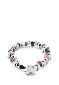 Pulsera de tono plateado con cuentas de colores en rosa, azul y morado, que cuenta con un cordón de cuero, formas únicas y un cierre pulido.