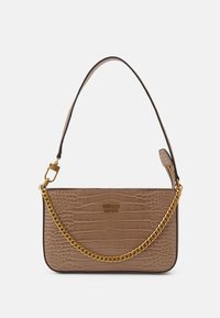 Brun vegansk læder håndtaske med en tekstureret krokodillemønster, guld kædetras, og en subtil logo-præget detaljer på fronten.