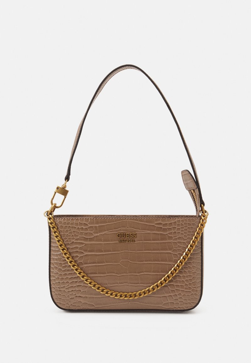 Brun vegansk læder håndtaske med en tekstureret krokodillemønster, guld kædetras, og en subtil logo-præget detaljer på fronten.