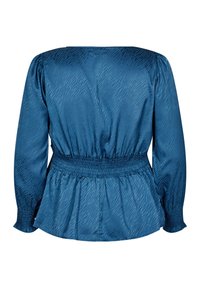 Blouse en satin bleu avec un motif texturé, taille smockée et manches longues. Le design présente une coupe décontractée et un col rond.