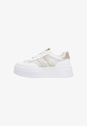 Witte plateau sneaker met gouden accenten, mesh panelen, vetersluiting en dikke zool, zijaanzicht op witte achtergrond.