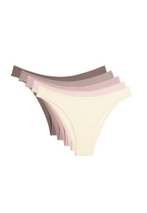 Zbliżenie osoby noszącej brązową, prążkowaną bieliznę bikini o niskim stanie na jednolitym jasnym tle.