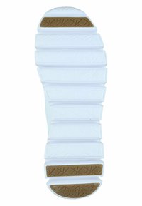 Άσπρη σόλα αθλητικών παπουτσιών με υφασμάτινες ραβδώσεις και καφέ ελαστική λεπτομέρεια. Διαθέτει γεωμετρικά σχέδια και λεία επιφάνεια.