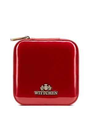 Glanzend rood vierkant etui met rits, afgeronde hoeken en een gouden Wittchen-logo centraal geplaatst dichtbij de onderkant op een witte achtergrond.