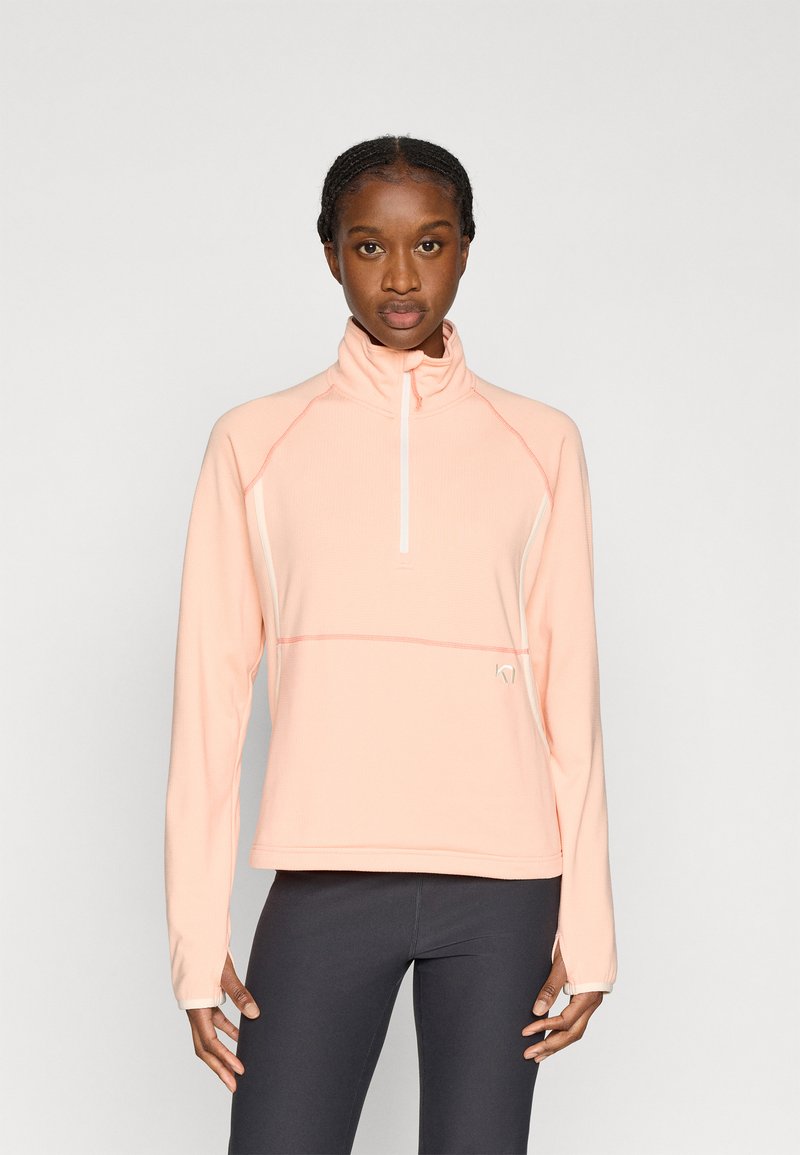 Ανοιχτό ροζ μπλουζάκι με μακριά μανίκια και ημιδιάφανη λαιμόκοψη με φερμουάρ, υφή υφάσματος και αντίθετη λευκή ραφή. Διαθέτει μικρή λεπτομέρεια με λογότυπο.