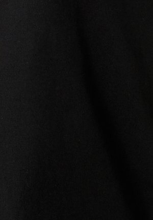 Tissu noir avec une texture douce, surface lisse et léger éclat, affichant une couleur uniforme sans motifs ni ornements.