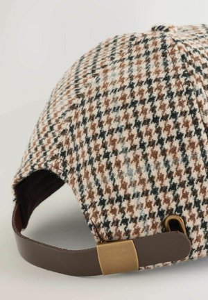 Cappello houndstooth marrone e crema realizzato in tessuto misto lana, con una fascia in pelle marrone e un accento in metallo a fibbia. Superficie testurizzata.