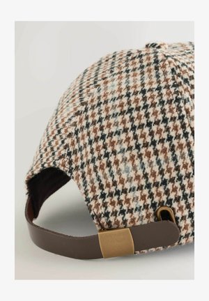 Brązowo-kremowy kapelusz w wzór houndstooth wykonany z mieszanki wełny, z brązowym skórzanym paskiem i metalowym zapięciem. Teksturowana powierzchnia.