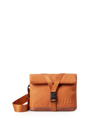 Borsa a tracolla impermeabile arancione con chiusura a patta, cinturino regolabile e accessori neri. Presenta un logo in rilievo sulla parte anteriore.