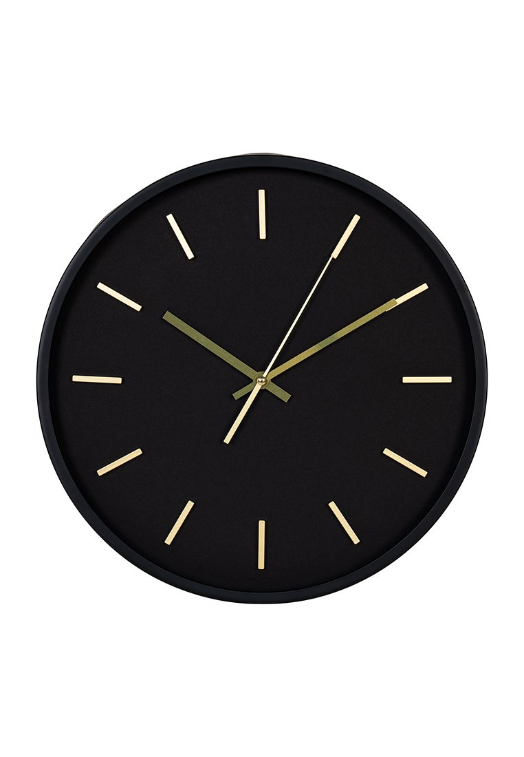 Schwarze Wanduhr mit matter Oberfläche, ausgestattet mit goldenen Stundenmarkierungen und Zeigern. Einfaches Runddesign, minimalistische Ästhetik.