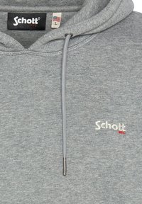 Szary sweatshirt z kapturem ze sznurkiem, z małym haftowanym logo "Schott" w białym i czerwonym kolorze, wykonany z miękkiego, fakturowanego materiału.