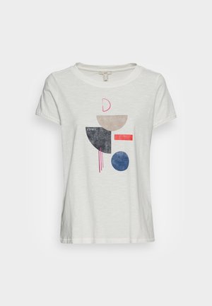 Biały T-shirt z krótkim rękawem z abstrakcyjnymi geometrycznymi kształtami w kolorze beżu, granatowym, czerwonym i różowym, umieszczonymi na środku z przodu.
