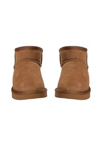 Hnědé semišové kotníkové boty s kulatou špičkou, prošíváním a světlou gumovou podrážkou. Nízká výška s hladkým texturem.