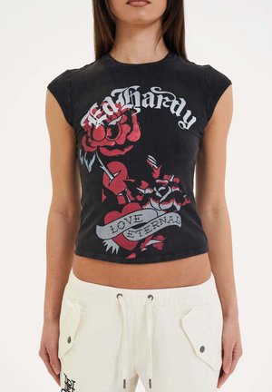 Sort ærmeløs grafisk T-shirt med røde roser, et hjerte design og teksten "Kærlighed Evig". Fremstillet i bomuldsmateriale med en tætsiddende stil.