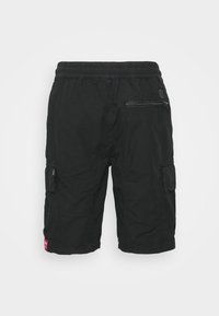 Pantalones cortos cargo negros con una cinturilla y múltiples bolsillos. Fabricados con una tela de acabado texturizado, con un bolsillo con cremallera en la parte trasera.