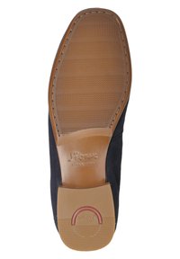 Dunkelblaue Wildledersohle mit einem strukturierten braunen Gummiboden. Hat eine abgerundete Zehenform und dezentes Branding am Absatz.