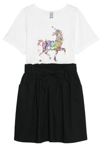 Valkoinen lyhythihainen mekko, jossa on värikäs paljettikuvio unicornista edessä, musta hame elastisella vyötäröllä ja nauhakoristeella.