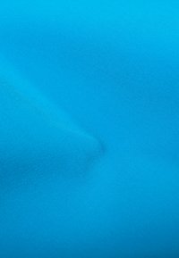 Helles blaue Gewebe, glatte Textur und leicht reflektierende Oberfläche. Das Material zeigt keine sichtbaren Muster oder Hardwaredetails.