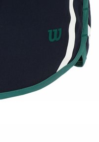 Shorts atletici blu navy con un logo verde, strisce bianche sui lati e dettagli in teal a contrasto sulla vita e sull'orlo. Tessuto con texture liscia.
