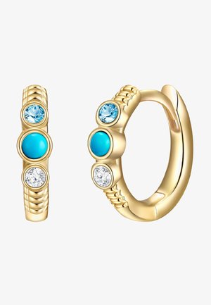 Arany karika fülbevalók, három kör alakú kővel: két világoskék és egy türkiz, valamint két átlátszó kővel, a szalagon textúrázott mintázattal.