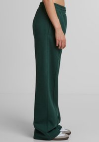 PROHIBITED CAMDEN - Pantalones deportivos - green