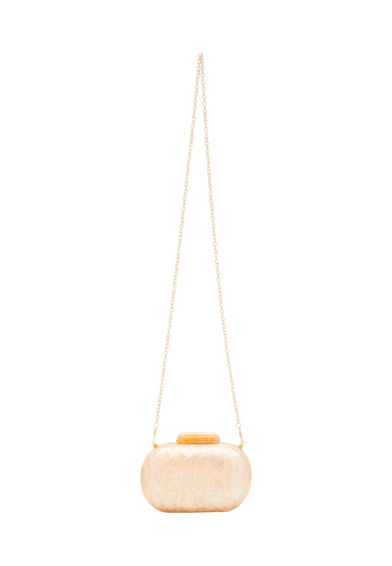 Borsa a pochette ovale, marmorizzata beige con tracolla dorata e chiusura superiore rotonda e testurizzata. Superficie liscia con sottili motivi.