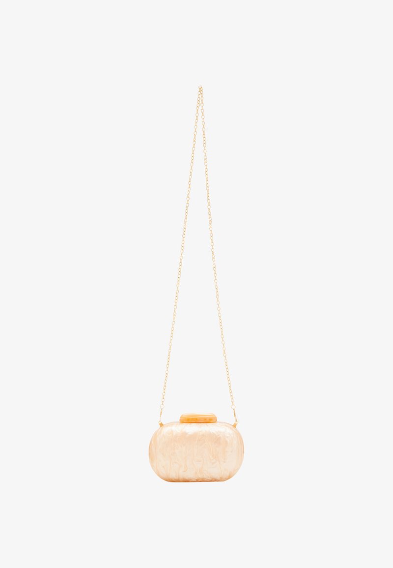 Borsa a pochette ovale, marmorizzata beige con tracolla dorata e chiusura superiore rotonda e testurizzata. Superficie liscia con sottili motivi.
