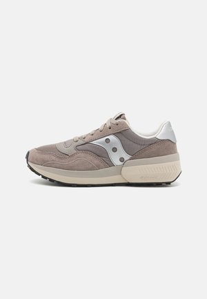 Sneakers realizzati con una combinazione di suede grigio e tessuto, dettagli argentati, design con punta tonda e una suola intermedia beige a contrasto. Suola in gomma per una migliore aderenza.
