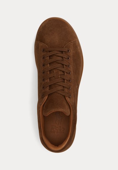 Καφέ σουέτ αθλητικό παπούτσι Polo Ralph Lauren με ταιριαστά κορδόνια και ταμπά δερμάτινη εσωτερική επένδυση, εμφανιζόμενο από πάνω σε απλό φόντο.
