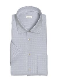 Jasnoniebieska koszula zapinana na guziki z małym okrągłym wzorem, klasycznym kołnierzykiem i jedną kieszenią na piersi. Tkanina wydaje się gładka i tkana.