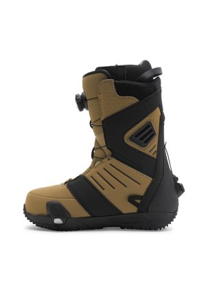 Botte de snowboard en tan et noir. Présente un matériau texturé, un design haut, un système de laçage ajustable, et une semelle en caoutchouc avec adhérence.